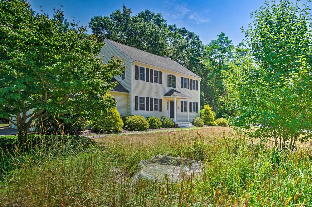 Marion Home with Private Deck Less Than 1 Mi From Beach — 4-Star Luxury Hotel in Marion, United States