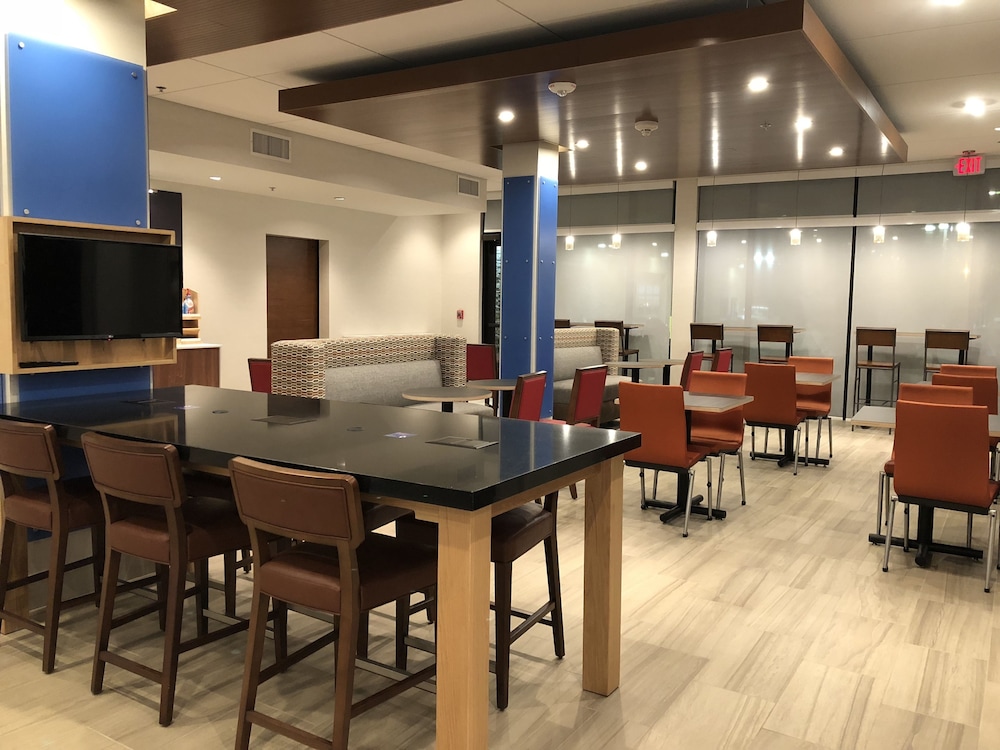 Holiday Inn Express & Suites Racine by IHG - photo 40