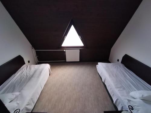 Viking Hotel — hotel in Gardony