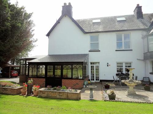 Leahurst Bed and Breakfast — 4-Star Luxury Hotel in Tywyn, United Kingdom