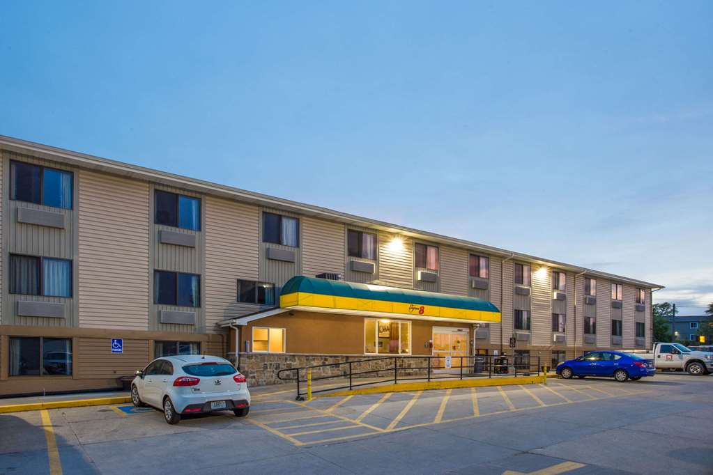 Super 8 by Wyndham Iowa City Coralville - photo 2