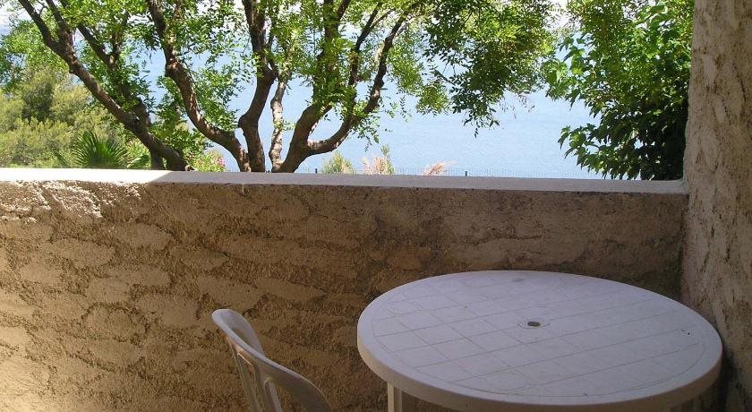 Les Heures Claires - carbon neutral hotel in Istres