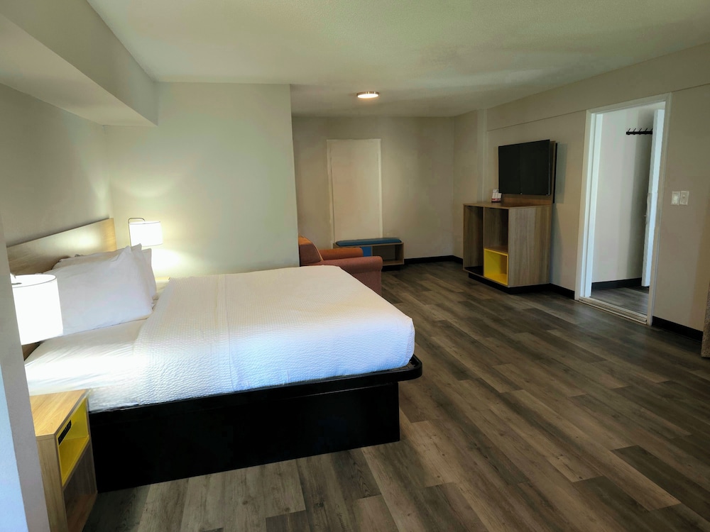 Days Inn & Suites by Wyndham Port Huron - photo 15