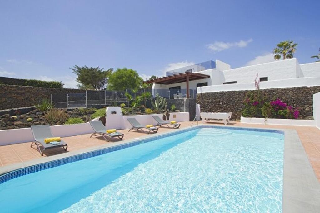 Modern Villa In Los Mojones 4 Bedrooms Large Heated Pool Villa Mojones — 4-Star Luxury Hotel in Tias, Spain