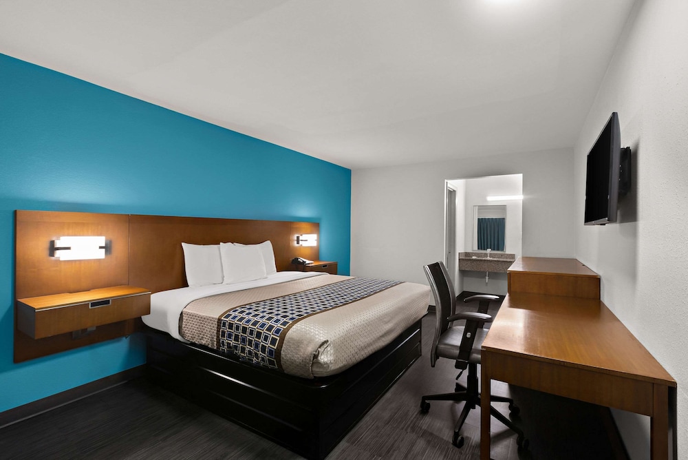 Econo Lodge Commerce - photo 20