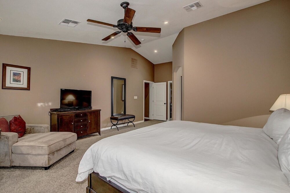 SLS Verde Luxury Estate with FREE Heated Pool Spa Pool Table & Muc - photo 9