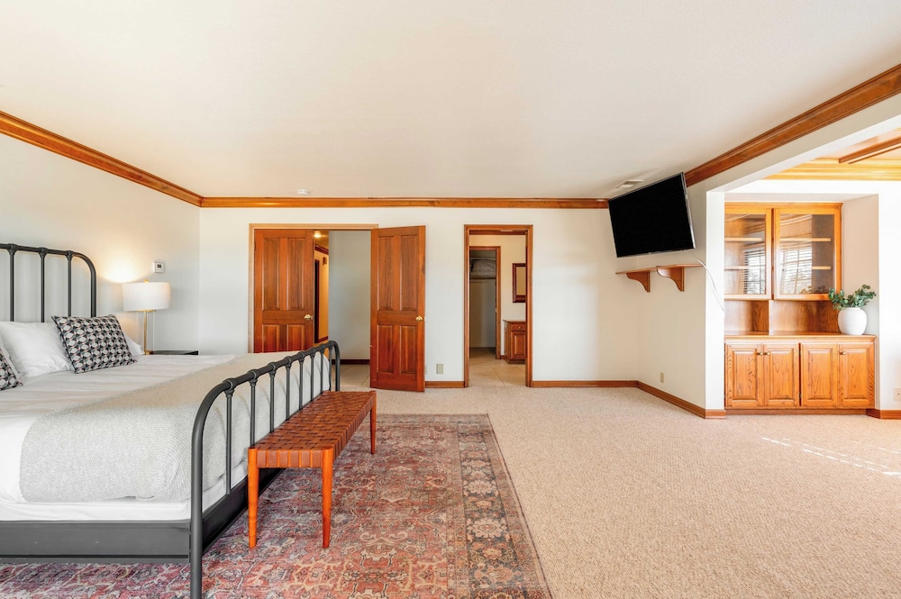 Cathedral by Avantstay Charming Secluded Estate w Sauna Pool Table & Views of the Rolling Hills - photo 27