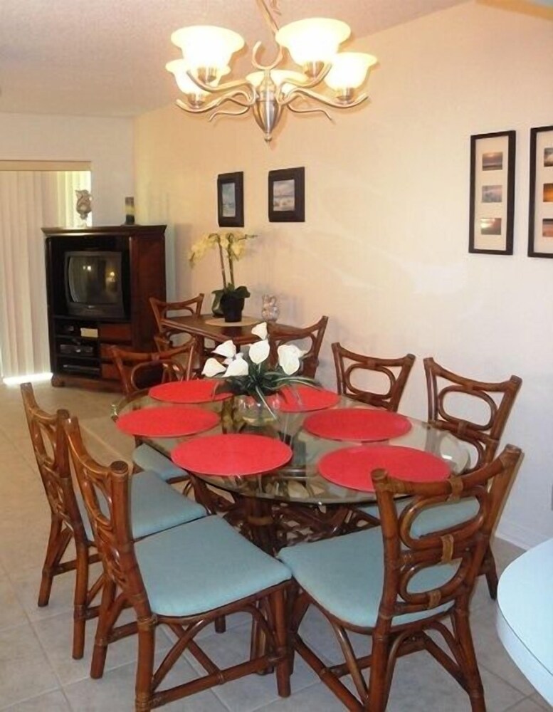 Hibiscus Oceanfront Resort - photo 11