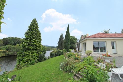 Dominant L'etang - carbon neutral hotel in Compreignac