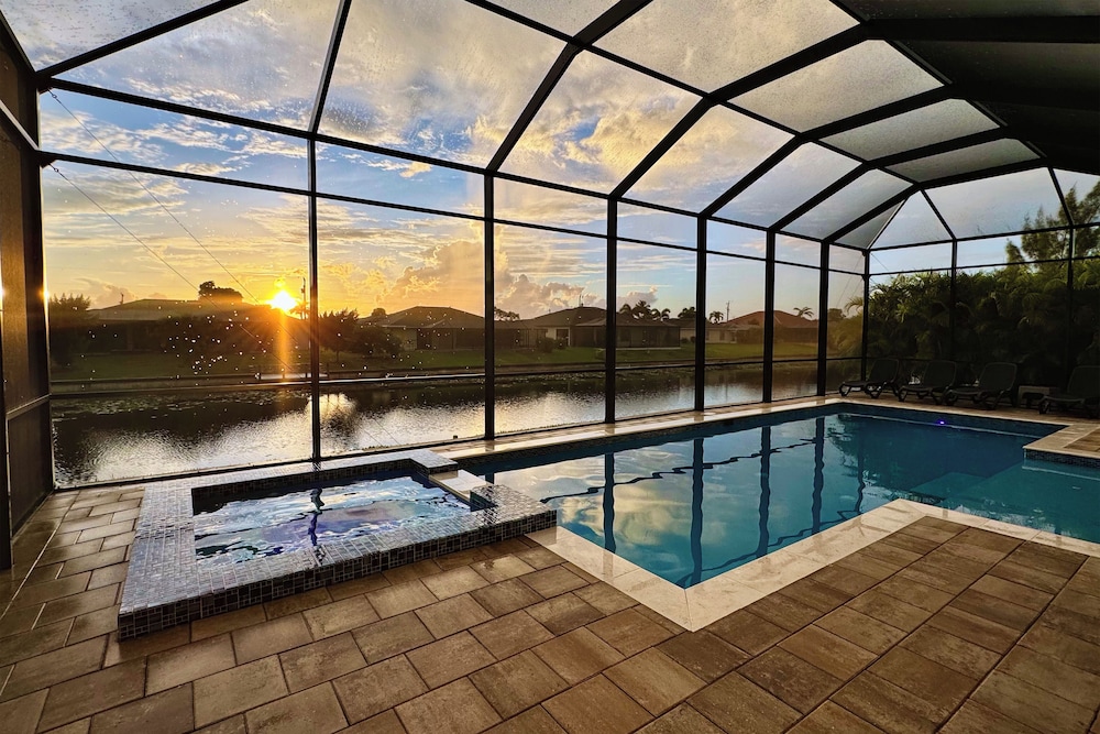 Private Pool Canalfront Home in Cape Coral — 4-Star Luxury Hotel in Cape Coral, United States
