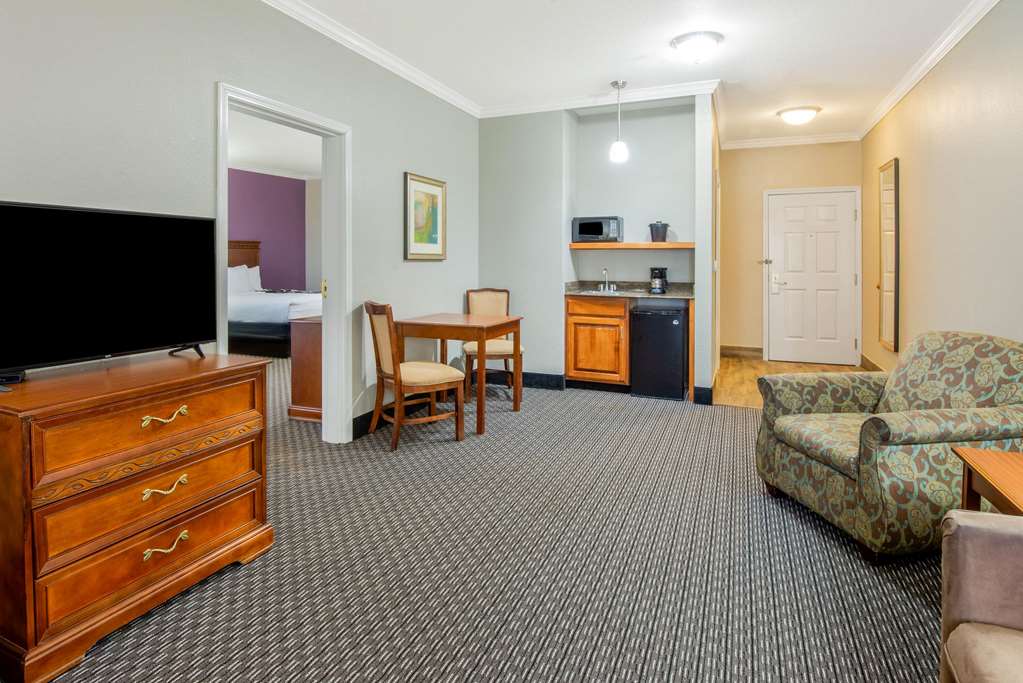 La Quinta Inn & Suites by Wyndham Gainesville - photo 25