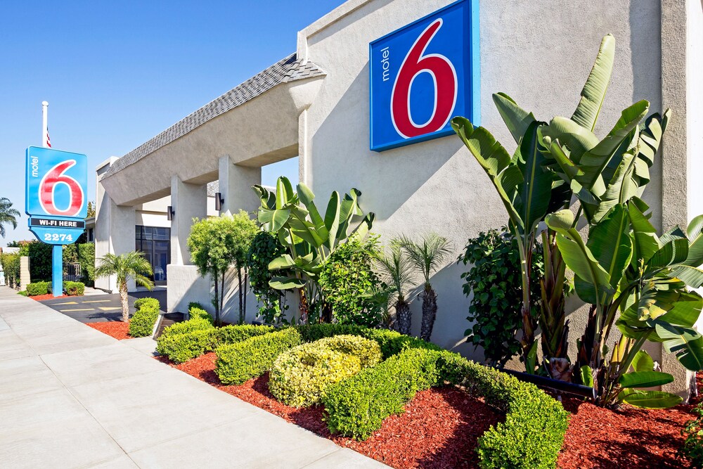 Motel 6 Costa Mesa CA Newport Beach - carbon neutral hotel in Costa Mesa