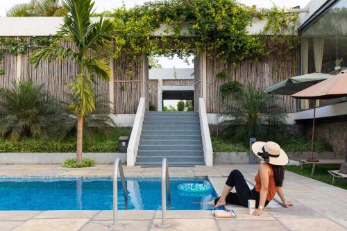 Open House by StayVista Nestled in nature featuring a Swimming pool & Expansive lawn for a serene retreat — 5-Star Luxury Hotel in Mumbai, India