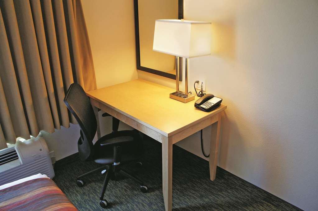 La Quinta Inn & Suites by Wyndham Grand Forks - photo 20