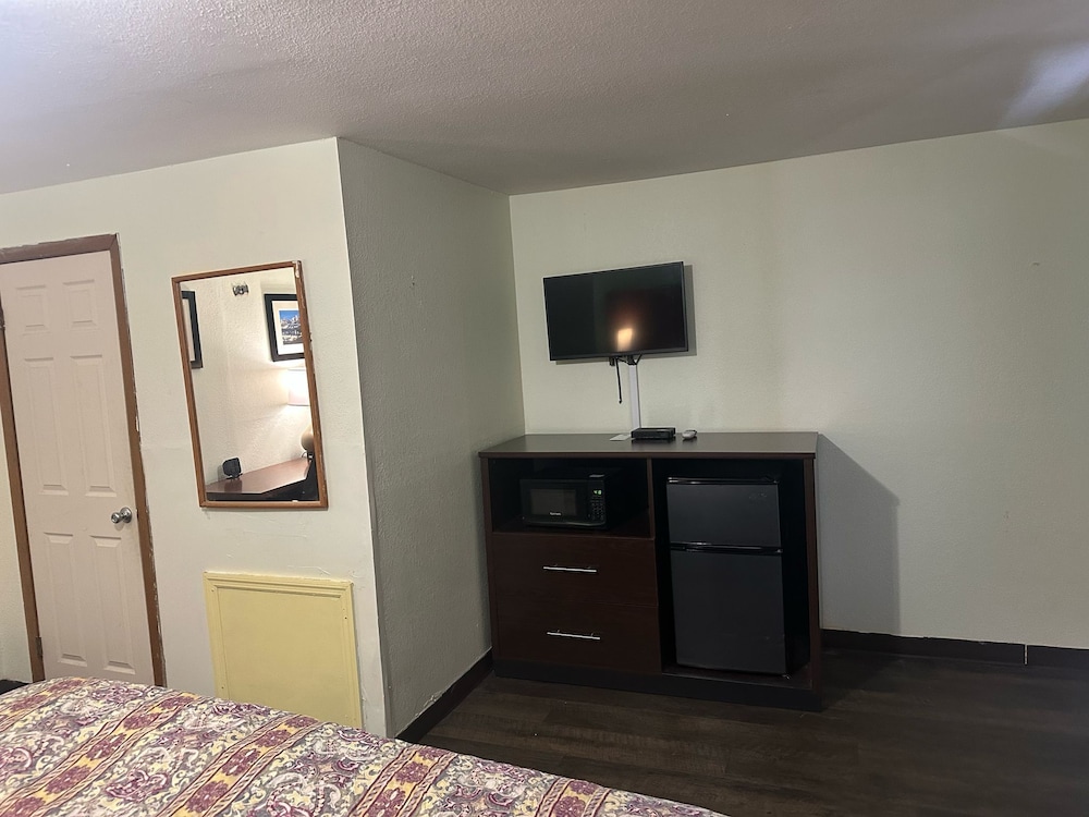 Hillcrest Motel By OYO Aurora IN Near Lawrenceburg - photo 6