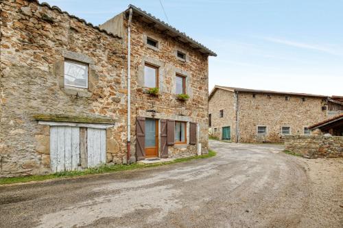 Maison charmante à Valprivas avec jardin privé. — 4-Star Luxury Hotel in Usson-En-Forez, France