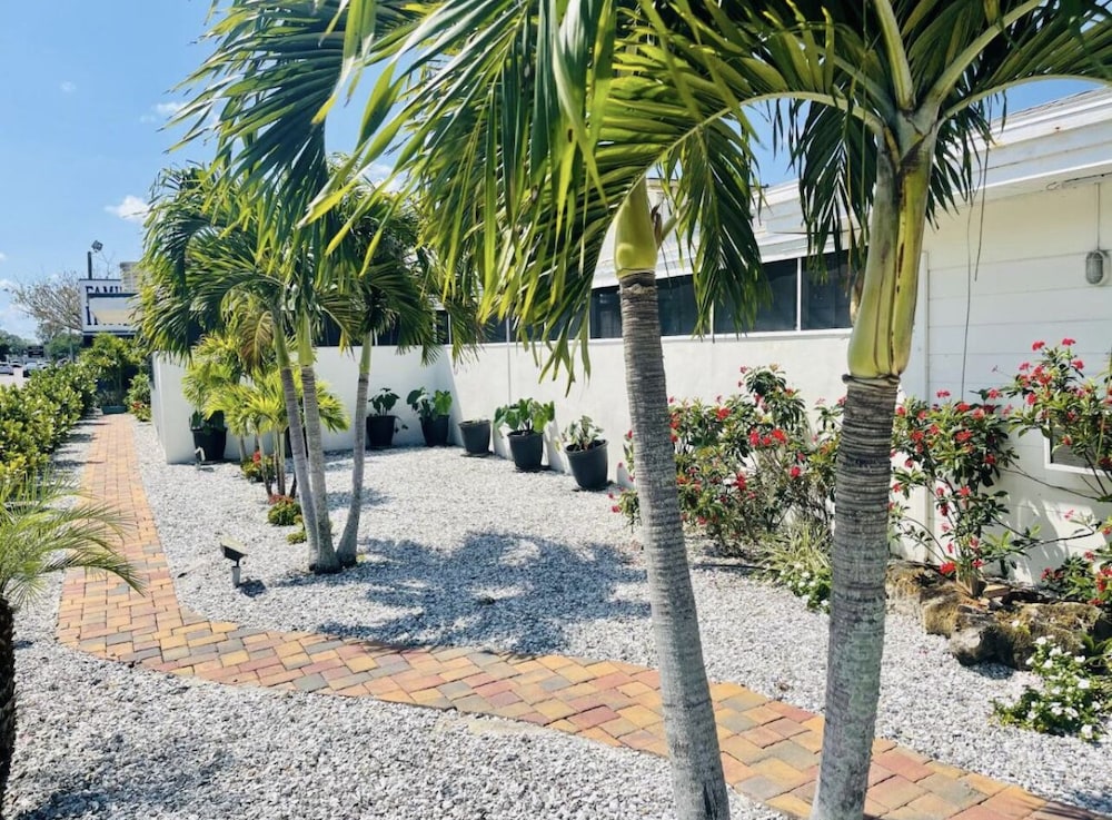 Siesta Inn - photo 14