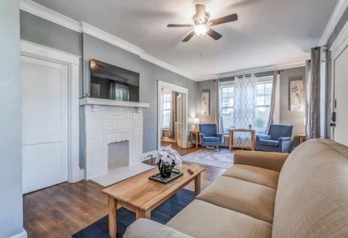 10 Min to U of Memphis Rozelle Retreat Right Unit in Memphis, United States