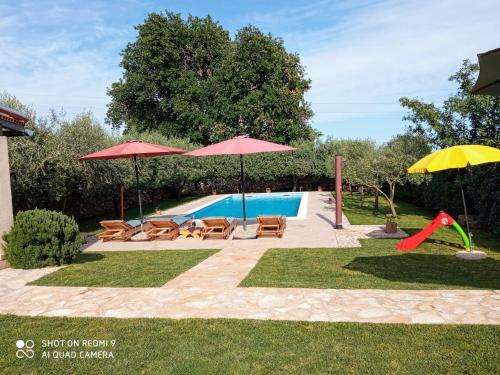 Mala kuća sa velikim grijanim bazenom ANTONIO — hotel near Pula Airport