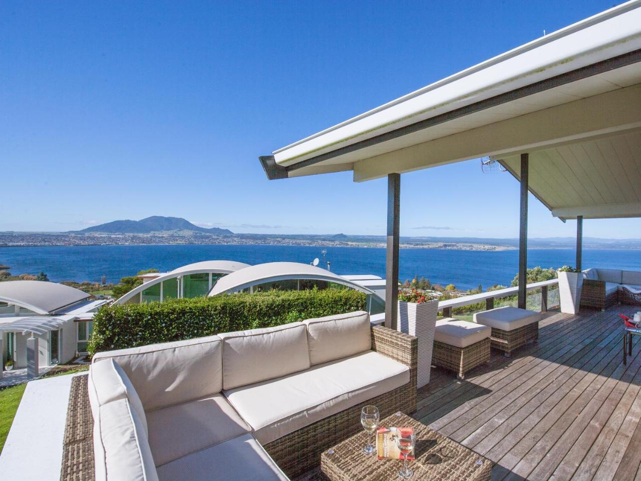 Heights Haven Acacia Bay Holiday Home — 4-Star Luxury Hotel in Taupo, New Zealand
