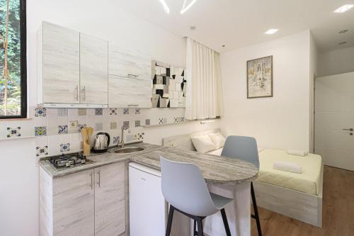 Modern 1br Apt Near Rustaveli by Wehost