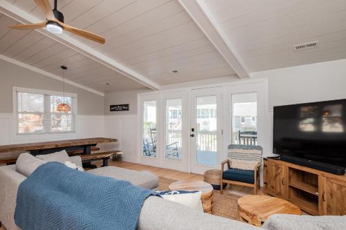 Sawyers Shore Shack by Oak Island Accommodations - photo 3