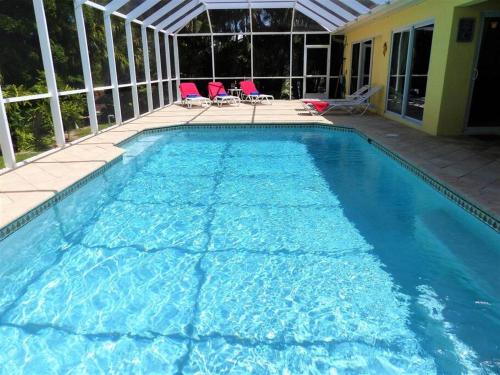 Villa Lahaina your perfect tropical getaway — 4-Star Luxury Hotel in Cape Coral, United States