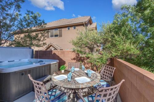 4194 Coral Ridge Resort Dog Friendly BBQ grill Private Hot Tub Community Pool in Washington, United States