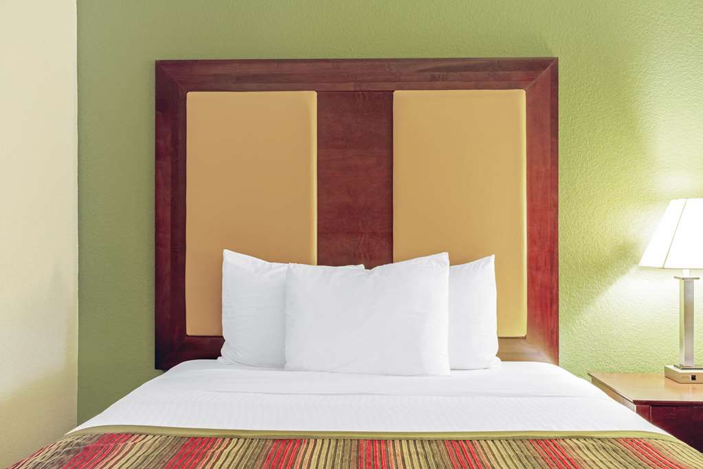 La Quinta Inn & Suites by Wyndham Lancaster - photo 12