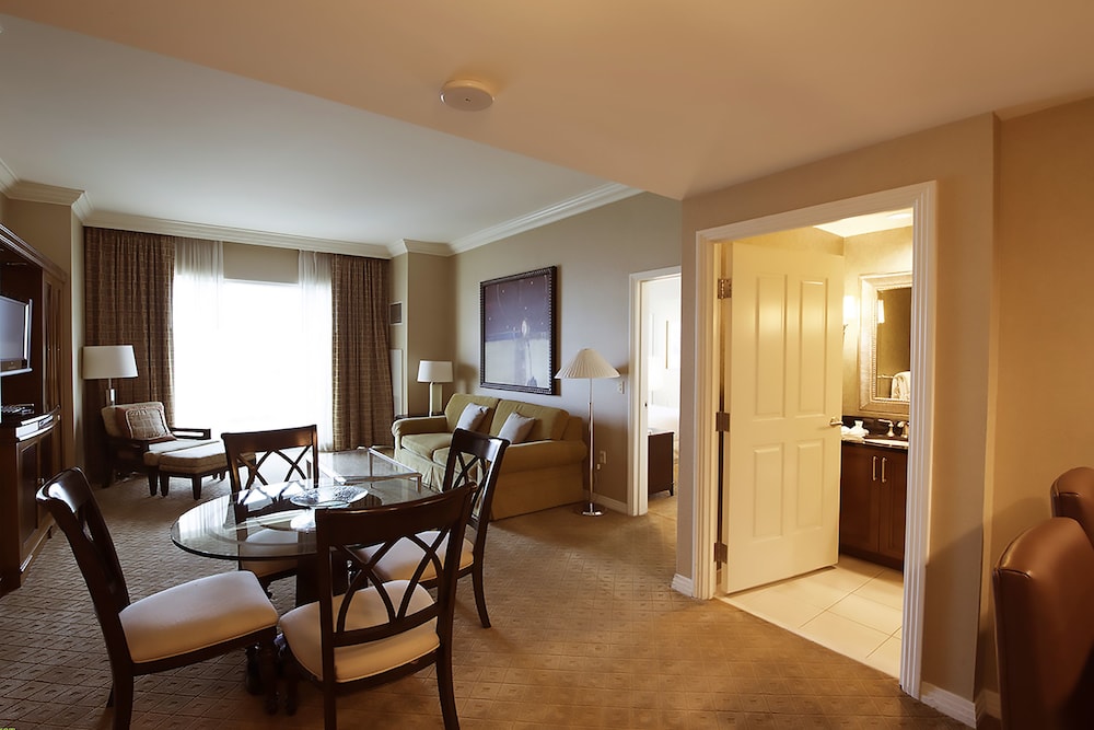 888 One Bedroom Balcony Suite at Signature Condo Hotel - photo 20