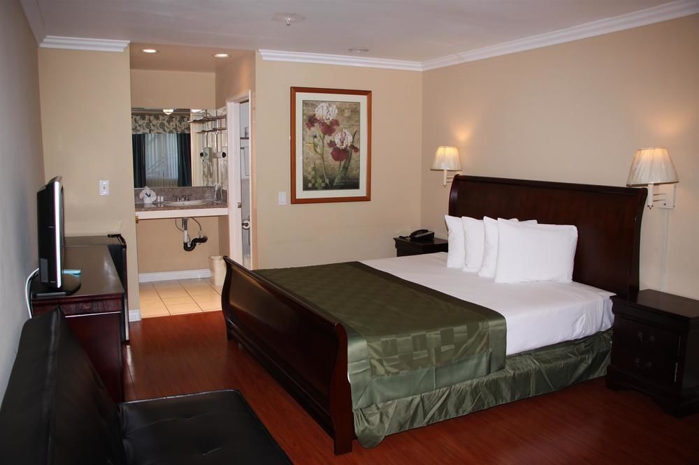 Ambassador Inn Alhambra - photo 10