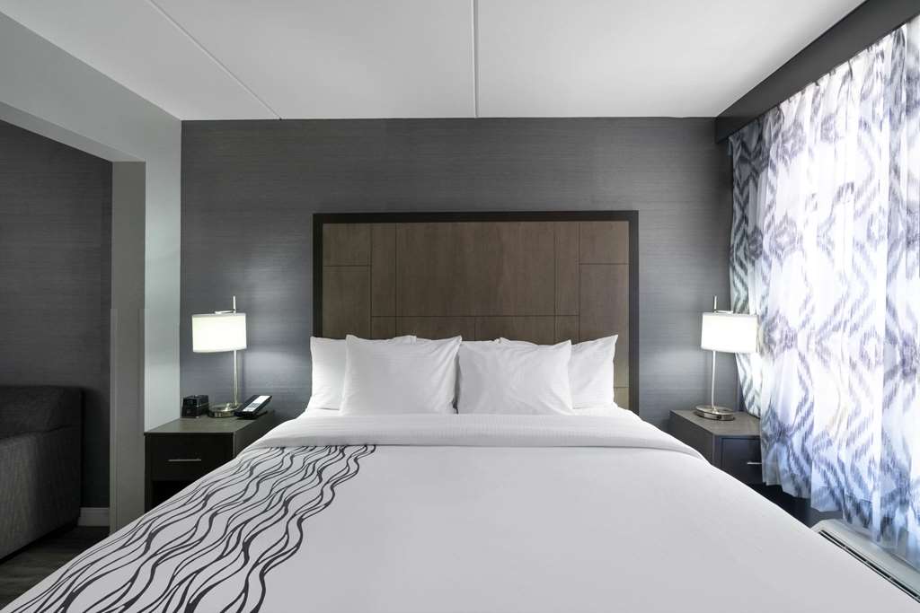 La Quinta Inn & Suites by Wyndham Raleigh Downtown North - photo 17