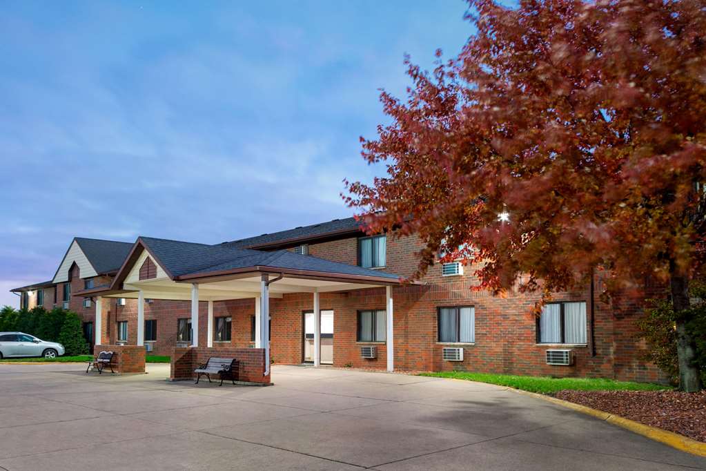 Howard Johnson by Wyndham Waterloo Cedar Falls - featured photo