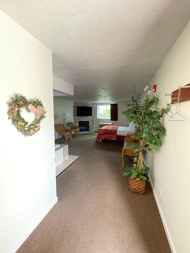 Vibe Inn Whirlpool Suites - photo 29