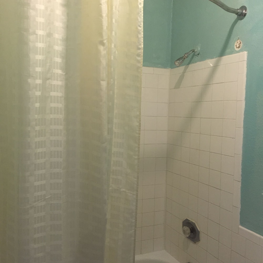 Guest Inn & Suites - photo 22