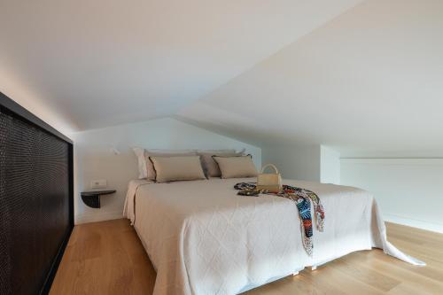 Beachfront Linum Escape Retreat with a Heated Pool — Ayios Nikolaos — photo 3