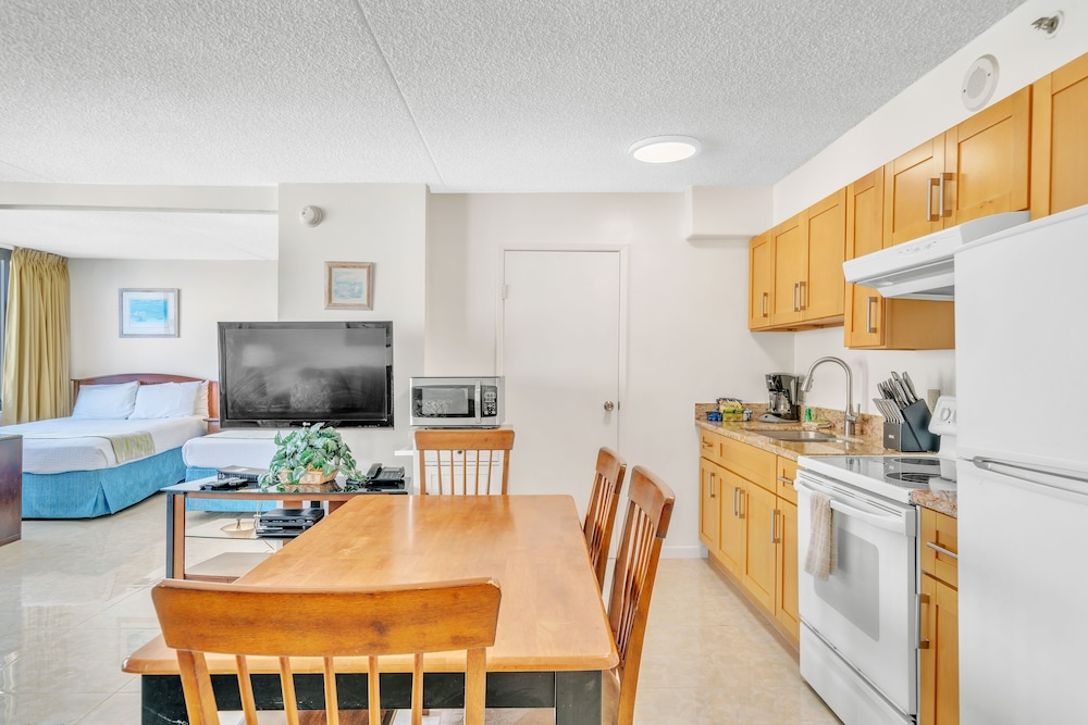 Standard Ocean View Condo 35th floor views Free parking & Wifi by Koko Resort Vacation Rentals Honolulu - photo 14