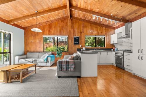 The Wee Bothy Onemana Holiday Home — 4-Star Luxury Hotel in Whangamata, New Zealand