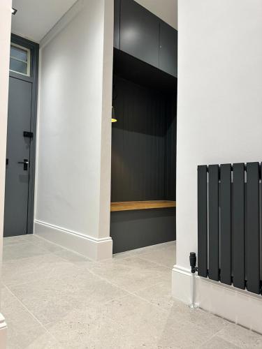 Glasgow West End Tenement Apartment — 5-Star Luxury Hotel in Glasgow, United Kingdom