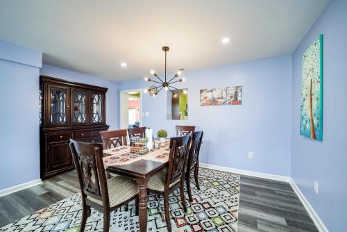 Elegant 4 Bedroom Home with Office and Parking. — 4-Star Luxury Hotel in Alexandria, United States