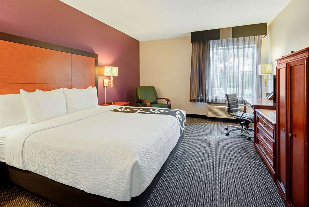 La Quinta Inn & Suites by Wyndham Naples East - photo 24