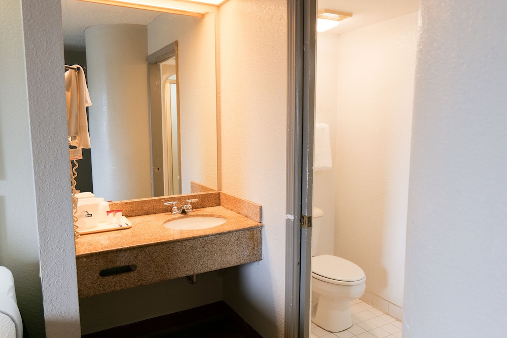 Days Inn by Wyndham Flint Bishop International Airport - photo 22