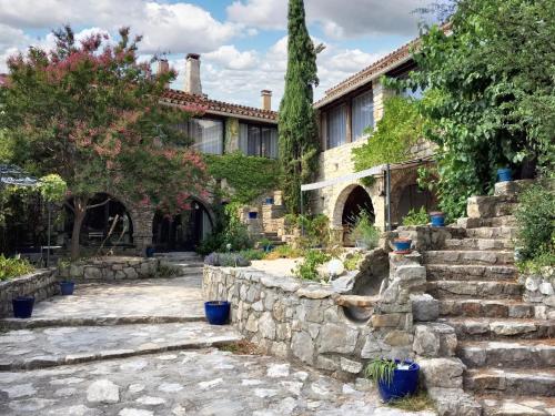 Maison familiale avec piscine partagée à Saint André de Cruzières — 4-Star Luxury Hotel in La Tour, France