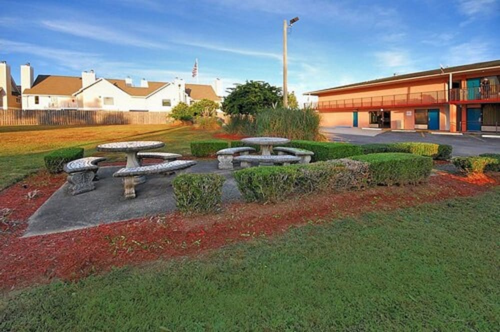 Super 6 Inn Suites - photo 25