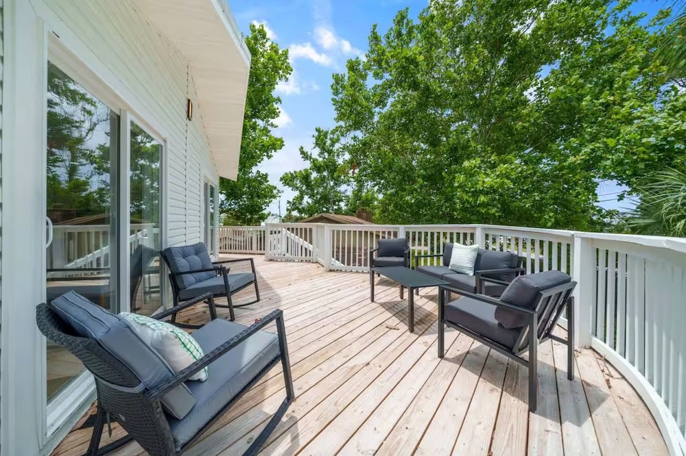Seas & Greetings 5BR 4BA House Elegant Coastal Living Near the Shore — 4-Star Luxury Hotel in Panama City Beach, United States