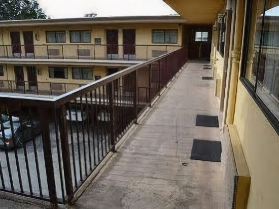 Van Ness Inn - photo 9