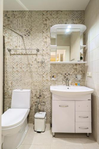 Unique 3 Apt Combo for 6 Guests by Wehost