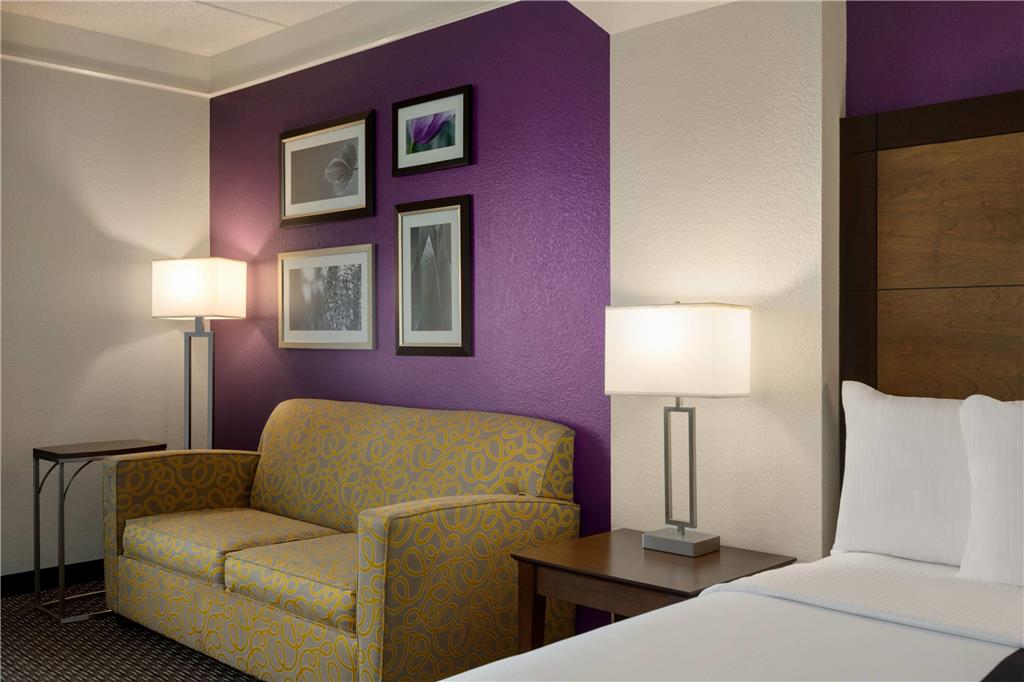 La Quinta Inn & Suites by Wyndham Arlington North 6 Flags Dr - photo 30