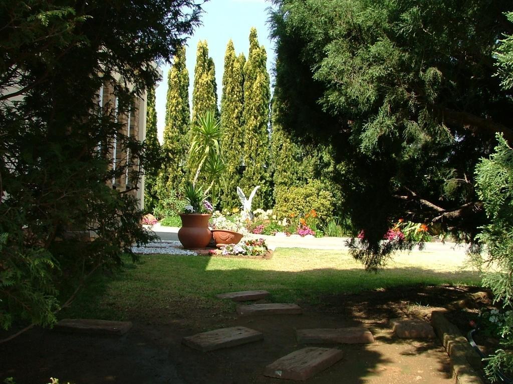 Benoni Accommodation Araluen Cottage Benoni — 4-Star Luxury Hotel in Benoni, South Africa