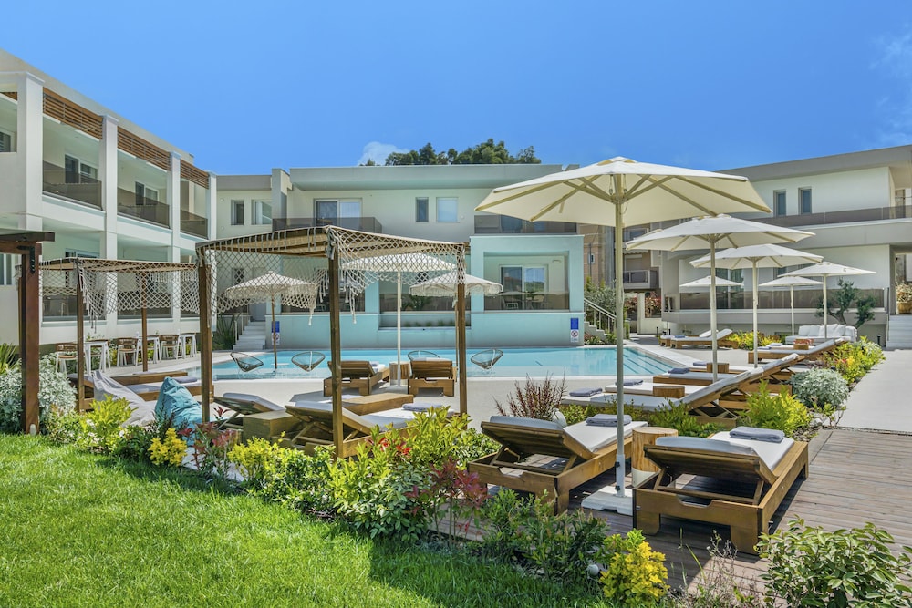 Mirablue Deluxe Residences — Kassandreia
